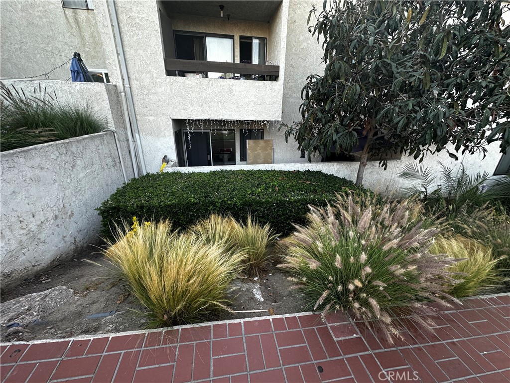 https://media.crmls.org/medias/c2e673fb-ea8b-4ea3-8c57-c95d76150d6a.jpg?preset=X-Large