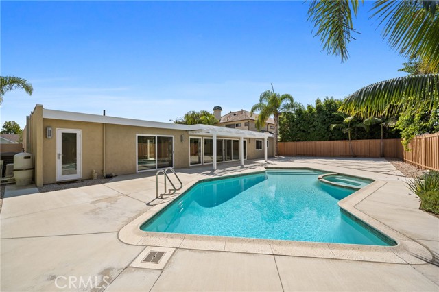 Detail Gallery Image 4 of 34 For 1609 Anita Ln, Newport Beach,  CA 92660 - 4 Beds | 3/1 Baths