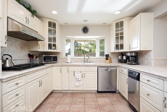 Detail Gallery Image 10 of 39 For 28375 Patricia Hill, Canyon Country,  CA 91387 - 5 Beds | 2/1 Baths