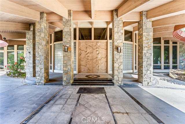 2360 Boulder Bluffs Court, Riverside CA: https://media.crmls.org/medias/c2ee1199-ef6a-436f-acd1-1a930157d285.jpg