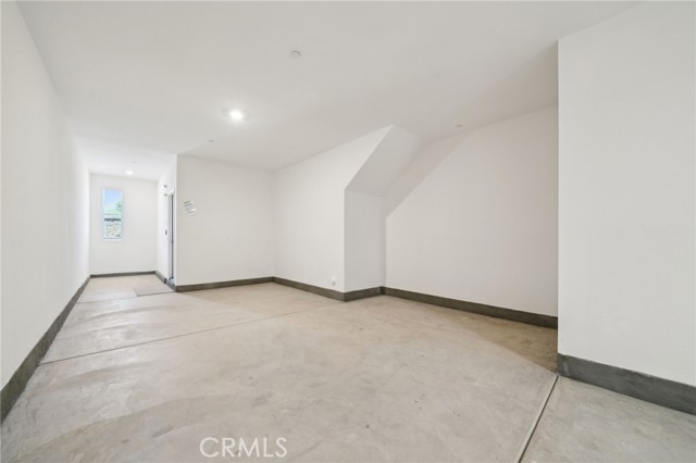 221 Aurora Lane, Pomona CA: https://media.crmls.org/medias/c2ee6e00-2931-4108-8b47-a2fe86e5bc27.jpg
