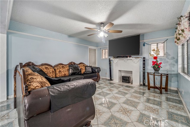 6324 Denver Avenue, Los Angeles CA: https://media.crmls.org/medias/c2f1c96f-e9e7-4dbf-82f1-06bbd71ce8ec.jpg