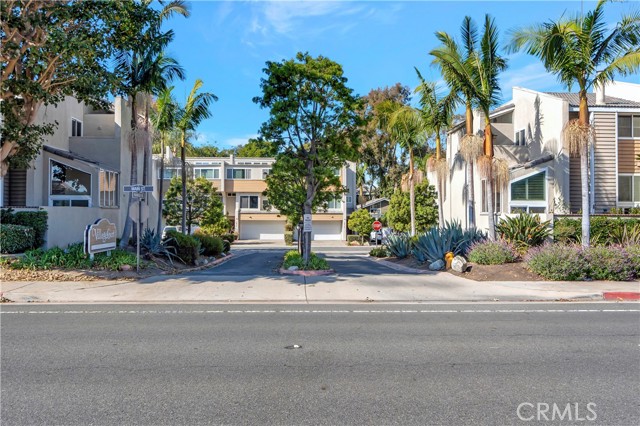 Detail Gallery Image 3 of 12 For 18786 Racquet Ln, Huntington Beach,  CA 92648 - 3 Beds | 2/1 Baths