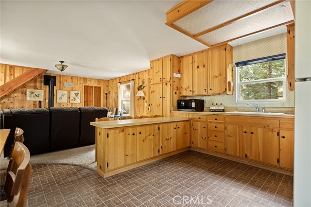 Detail Gallery Image 8 of 34 For 954 Crest Estates, Lake Arrowhead,  CA 92352 - 3 Beds | 2 Baths