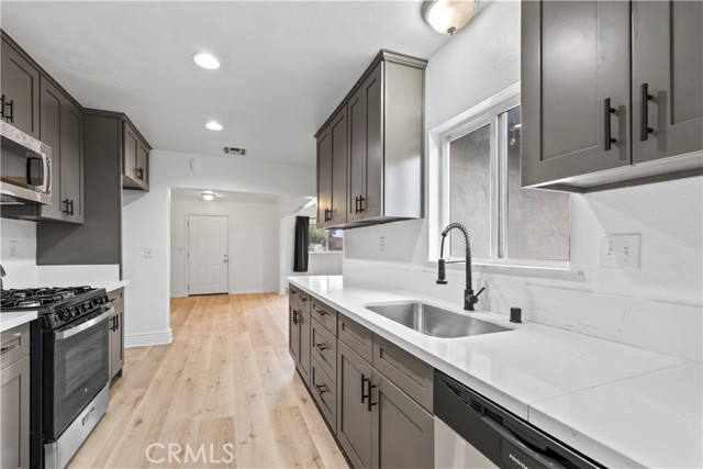 Detail Gallery Image 4 of 50 For 18264 Pine, Fontana,  CA 92335 - 3 Beds | 2 Baths