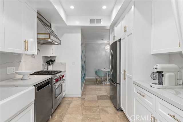 Detail Gallery Image 7 of 29 For 11633 Chenault St #202,  Los Angeles,  CA 90049 - 2 Beds | 2/1 Baths