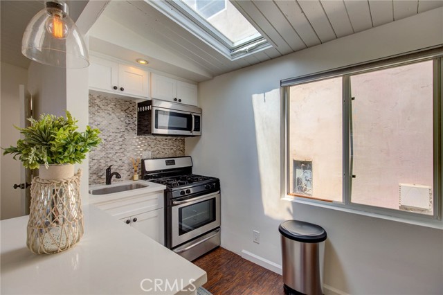 Detail Gallery Image 9 of 26 For 217 35th Pl #B,  Manhattan Beach,  CA 90266 - 2 Beds | 1 Baths