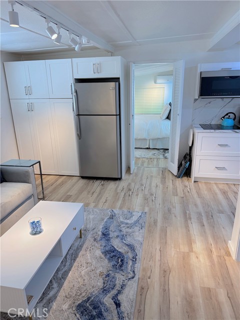 726 1/2 Esplanade, Redondo Beach CA: https://media.crmls.org/medias/c2fe06cd-5815-43f0-a9bf-ea1f09cb5da5.jpg