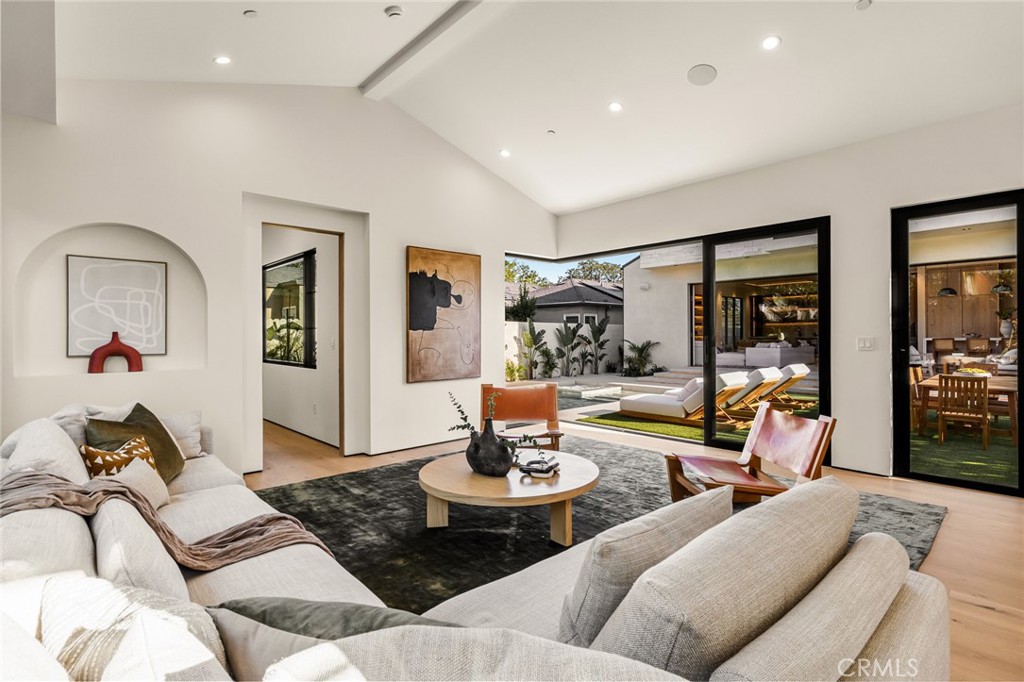 https://media.crmls.org/medias/c2fe2427-8584-40c8-a513-2f38e90cb52f.jpg?preset=X-Large