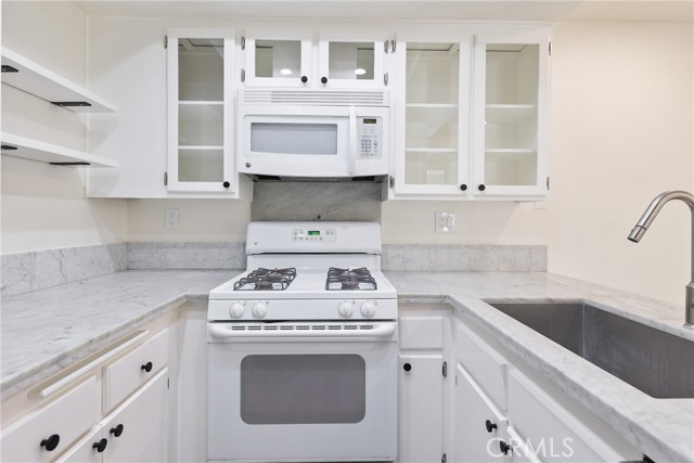 Detail Gallery Image 11 of 31 For 6180 Old Village Rd #64,  Yorba Linda,  CA 92887 - 2 Beds | 2/1 Baths
