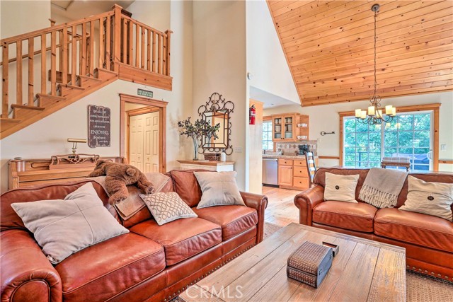 Detail Gallery Image 3 of 26 For 564 Pioneer Rd, Lake Arrowhead,  CA 92352 - 5 Beds | 3/1 Baths