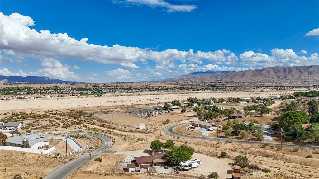 https://media.crmls.org/medias/c3006de9-402a-43ea-8482-71546c52837d.jpg?preset=X-Large