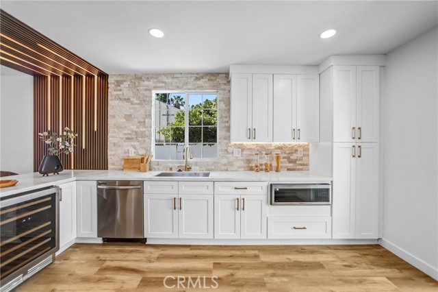 Detail Gallery Image 10 of 33 For 6119 Longridge Ave, Valley Glen,  CA 91401 - 3 Beds | 3 Baths