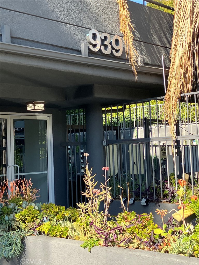 939 PALM Avenue #206