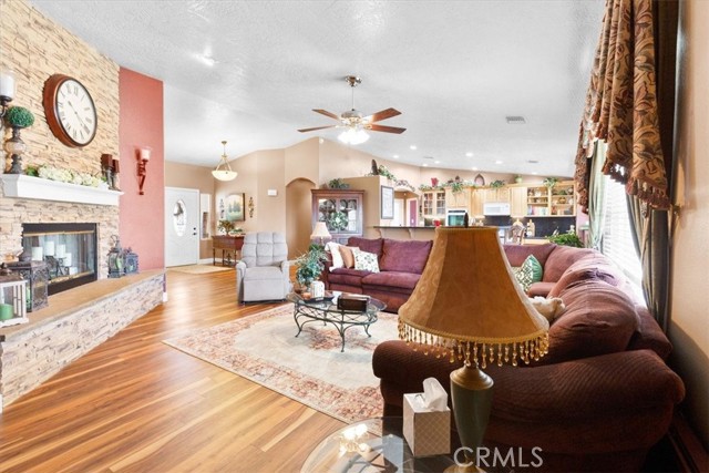 19287 Allegheny Road, Apple Valley CA: https://media.crmls.org/medias/c307d464-752d-41db-918c-c88de05e6520.jpg