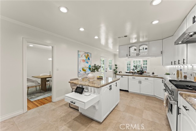 Detail Gallery Image 15 of 43 For 4428 Saugus Ave, Sherman Oaks,  CA 91403 - 4 Beds | 4 Baths