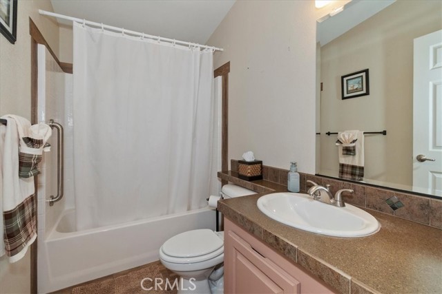 391 Montclair Dr, Big Bear City CA: https://media.crmls.org/medias/c30c681d-9027-4d0f-b785-44cf7624514e.jpg