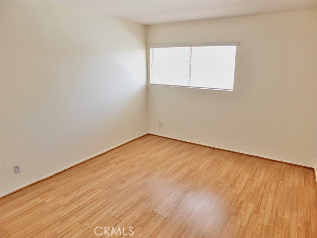 121 Sinclair Avenue, Glendale CA: https://media.crmls.org/medias/c311a211-b55b-4c25-b1e2-ff5e18918c86.jpg
