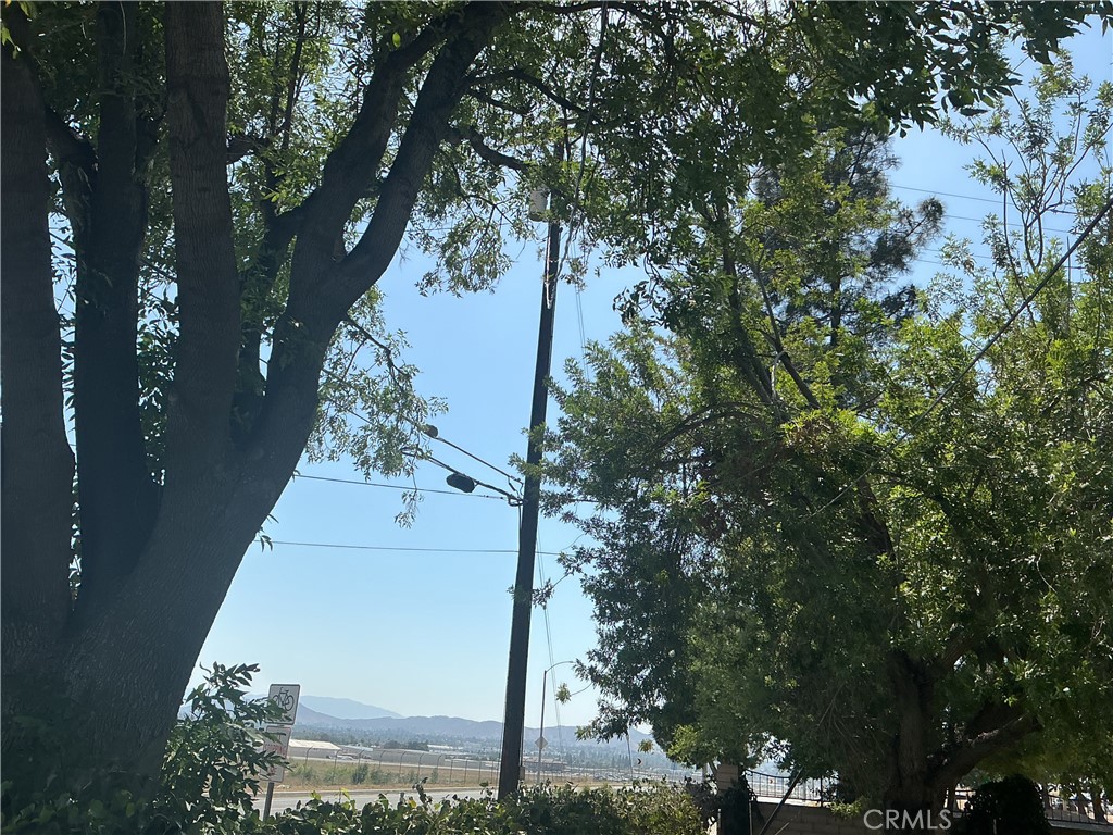 https://media.crmls.org/medias/c31298fa-a396-4eb9-b576-256e56b5054e.jpg?preset=X-Large
