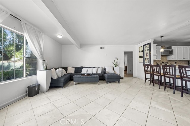 Detail Gallery Image 14 of 52 For 9757 White Oak, Northridge,  CA 91325 - 4 Beds | 3 Baths