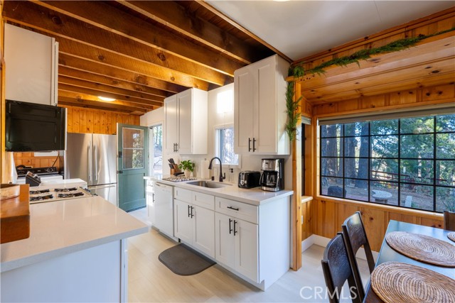 Detail Gallery Image 8 of 46 For 610 Clubhouse, Twin Peaks,  CA 92391 - 2 Beds | 2 Baths