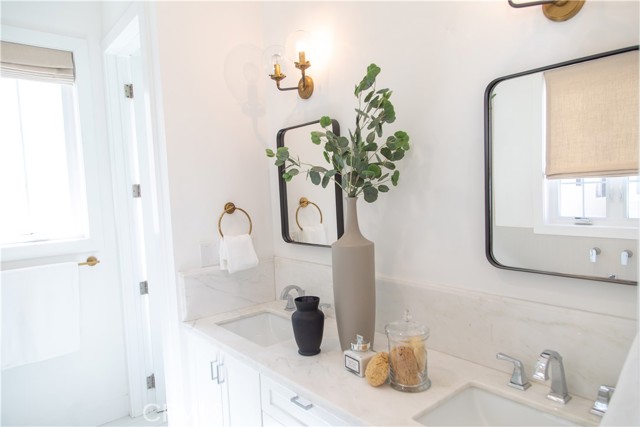 Detail Gallery Image 10 of 13 For 424 1/2 Marguerite Ave, Corona Del Mar,  CA 92625 - 2 Beds | 2/1 Baths