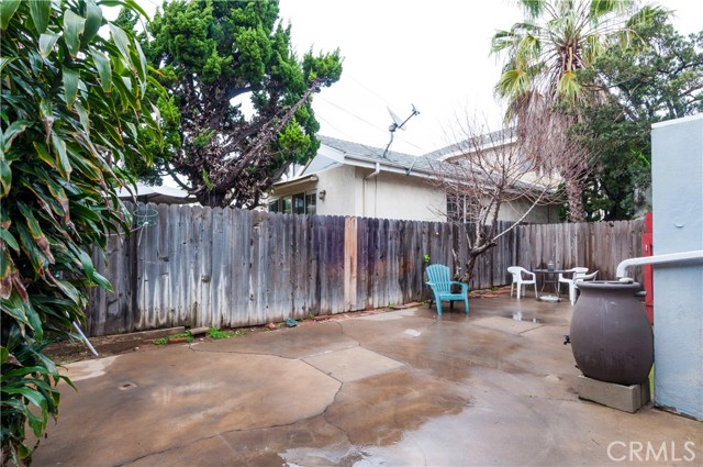 A rare opportunity to own this well maintained triplex. Same family has owned this property since 1962!
A great investment only blocks from Downtown Manhattan Beach, bike path, MB Pier, shops, restaurants, bars, etc.