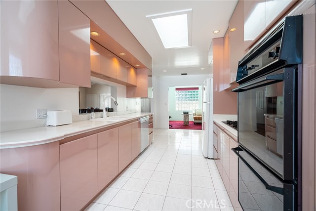 Detail Gallery Image 10 of 44 For 900 N California St, Burbank,  CA 91505 - 3 Beds | 2 Baths