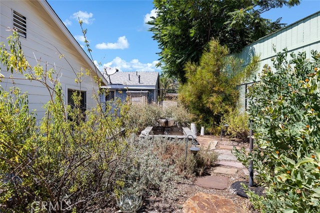 10522 Fernglen Avenue, Tujunga CA: https://media.crmls.org/medias/c31774ff-40f4-47b9-9d1a-adc86d4a416c.jpg
