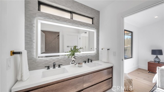 Detail Gallery Image 32 of 39 For 18829 Paseo Nuevo Dr, Tarzana,  CA 91356 - 4 Beds | 4/1 Baths
