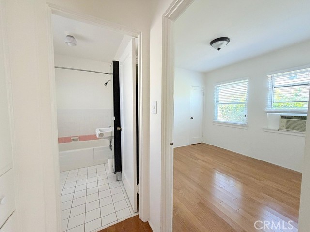 Detail Gallery Image 5 of 9 For 141 N Kenwood St #B,  Burbank,  CA 91505 - 1 Beds | 1 Baths