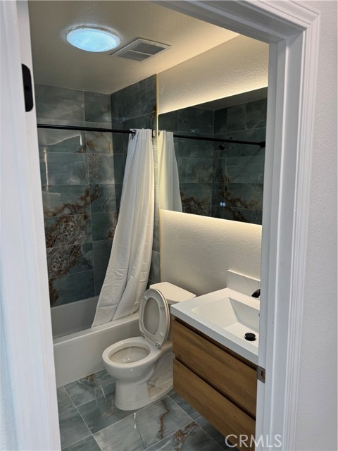Detail Gallery Image 4 of 8 For 5111 El Circulo, Oceanside,  CA 92056 - 2 Beds | 2 Baths