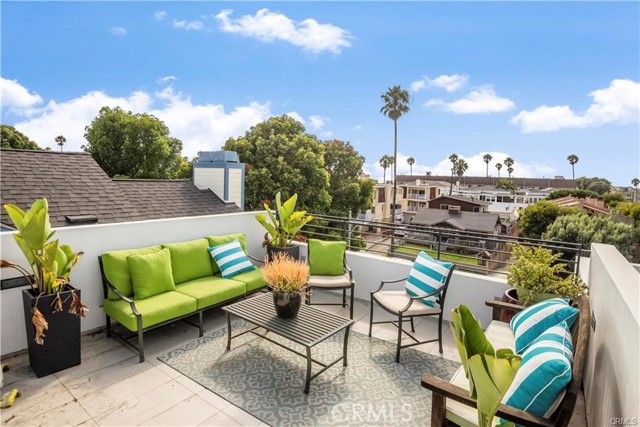 Detail Gallery Image 15 of 26 For 700 Broadway, Redondo Beach,  CA 90277 - 4 Beds | 3/1 Baths