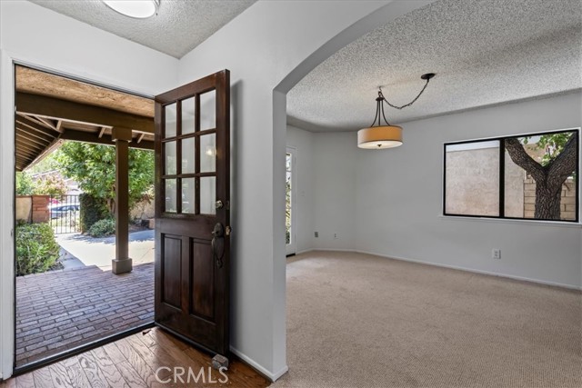 Detail Gallery Image 4 of 31 For 23943 via Rosa Linda, Valencia,  CA 91355 - 3 Beds | 2 Baths