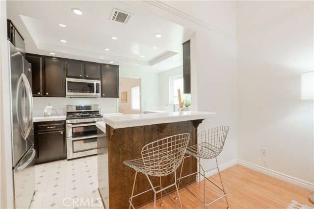 7215 Enfield Avenue, Reseda CA: https://media.crmls.org/medias/c32545f8-43c7-495f-b9c3-142b984974a4.jpg