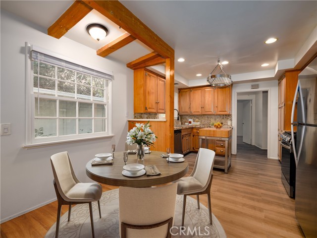 Detail Gallery Image 20 of 65 For 4539 Hayvenhurst, Encino,  CA 91436 - 3 Beds | 3 Baths