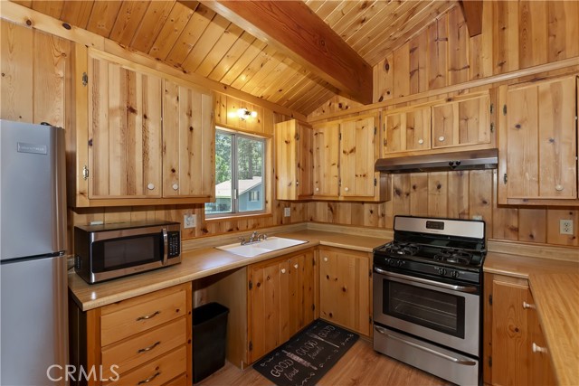33469 Squirrel Drive, Green Valley Lake CA: https://media.crmls.org/medias/c32768c5-4485-4c90-b4aa-671a9d598c2d.jpg