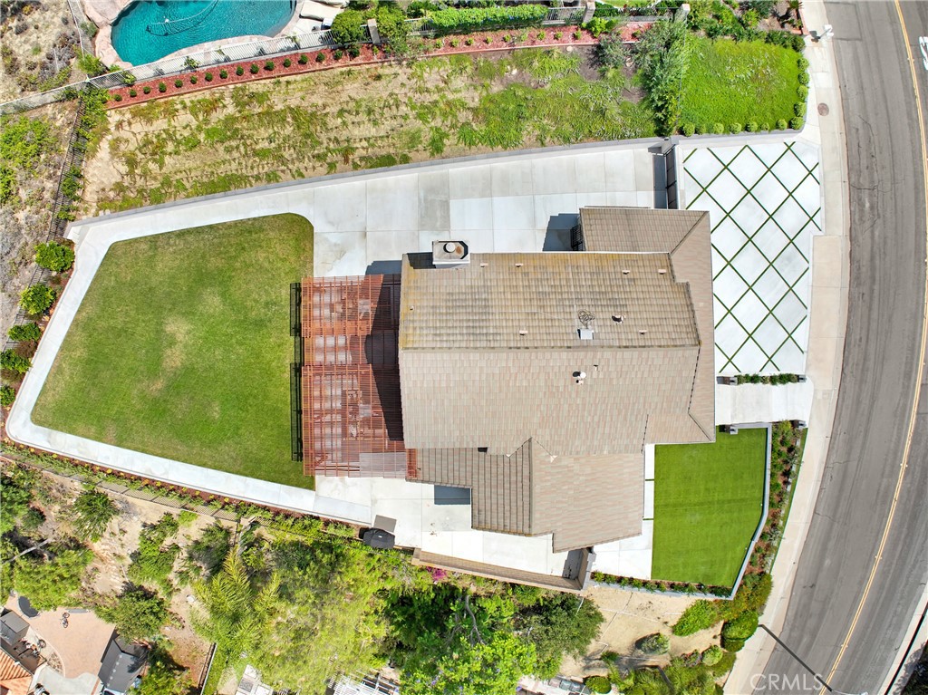 https://media.crmls.org/medias/c32bffbb-09a8-452b-ae52-ec89bf7e2182.jpg?preset=X-Large