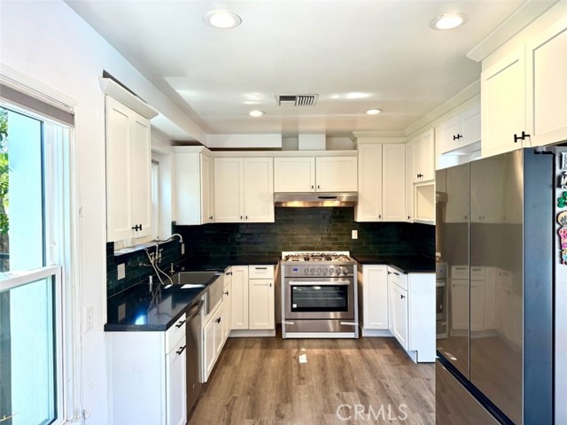 Detail Gallery Image 8 of 27 For 6534 Peach Ave, Van Nuys,  CA 91406 - 2 Beds | 2 Baths