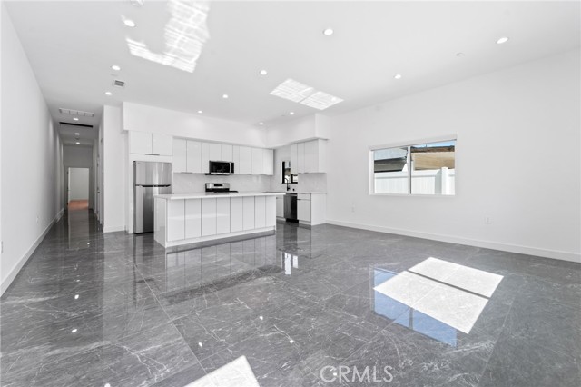 6827 Ranchito Avenue, Van Nuys CA: https://media.crmls.org/medias/c32f7b62-9465-4dae-9ec9-30733bb9945b.jpg