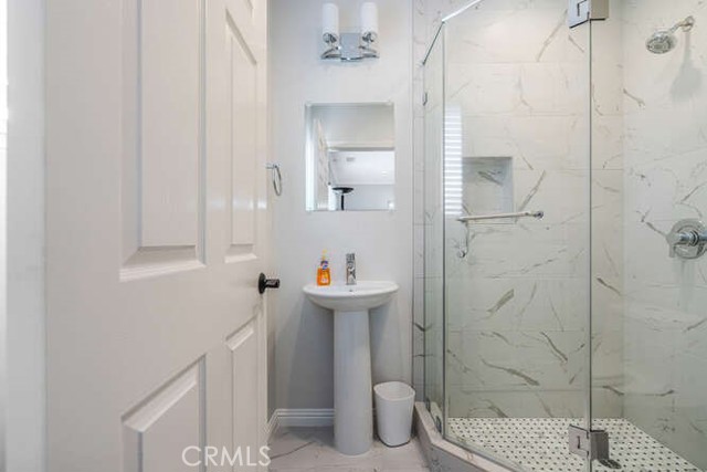 Detail Gallery Image 22 of 30 For 3325 Alginet, Encino,  CA 91436 - 6 Beds | 4/1 Baths