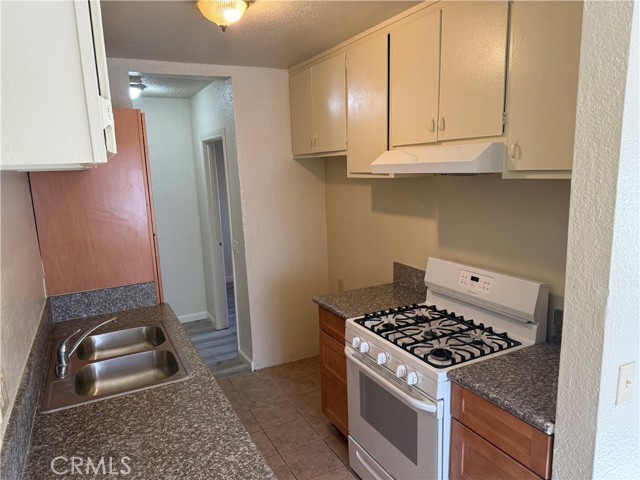 Detail Gallery Image 3 of 6 For 1210 W 104 St #2,  Los Angeles,  CA 90044 - 3 Beds | 1 Baths