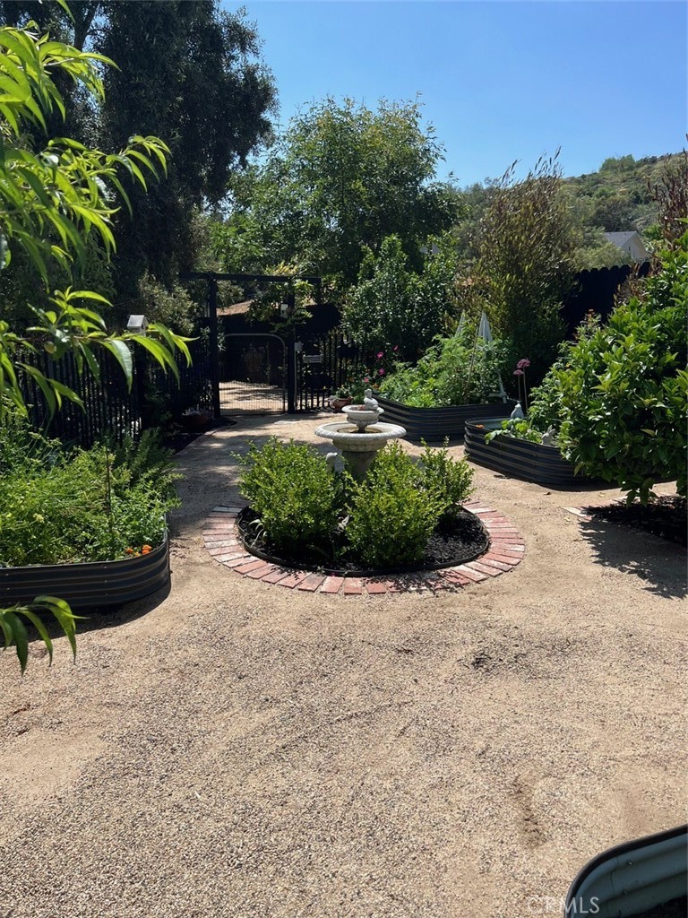 https://media.crmls.org/medias/c33490ca-3984-4e0c-9233-59efb84b6b04.jpg?preset=X-Large
