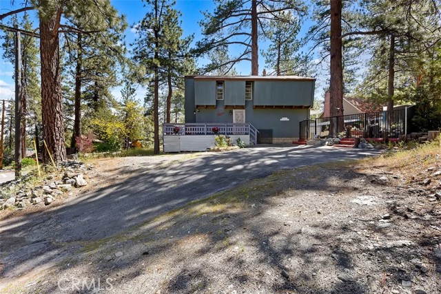 Detail Gallery Image 2 of 20 For 5577 Sheep Creek Dr, Wrightwood,  CA 92397 - 2 Beds | 2 Baths