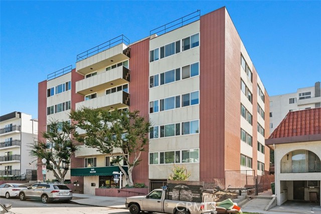540 Kelton Avenue, Los Angeles CA: https://media.crmls.org/medias/c337a0c1-5775-43b4-b3a4-551da9288415.jpg