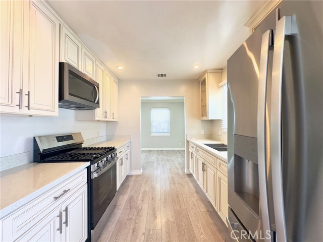 Detail Gallery Image 6 of 11 For 7454 Gaviota, Van Nuys,  CA 91406 - 3 Beds | 1 Baths