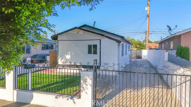 9218 Hooper Avenue, Los Angeles CA: https://media.crmls.org/medias/c3380d8a-06fe-46c1-8477-d8ffc297059c.jpg