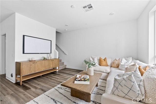 Detail Gallery Image 7 of 25 For 9429 N Sepulveda Blvd. #3,  North Hills,  CA 91343 - 2 Beds | 2/1 Baths