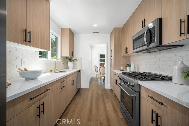 Detail Gallery Image 3 of 24 For 2511 Nipomo Ave, Long Beach,  CA 90815 - 3 Beds | 2 Baths
