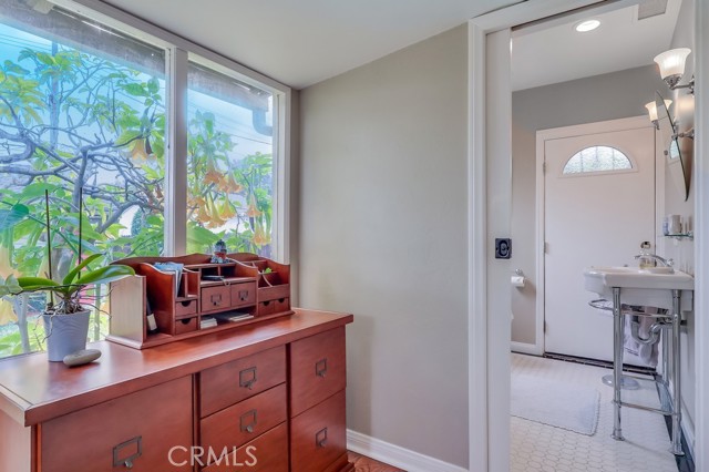 3952 Gaviota Avenue, Long Beach CA: https://media.crmls.org/medias/c33d06d2-4699-42fc-b3a0-1da921f2369e.jpg